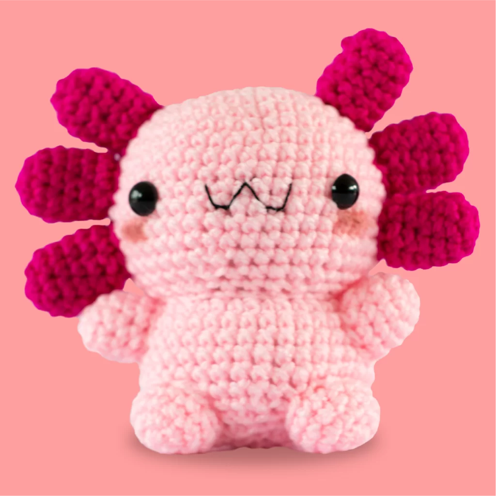 peluche de ajolote tejido color rosado marca Despojo & Esponjoso