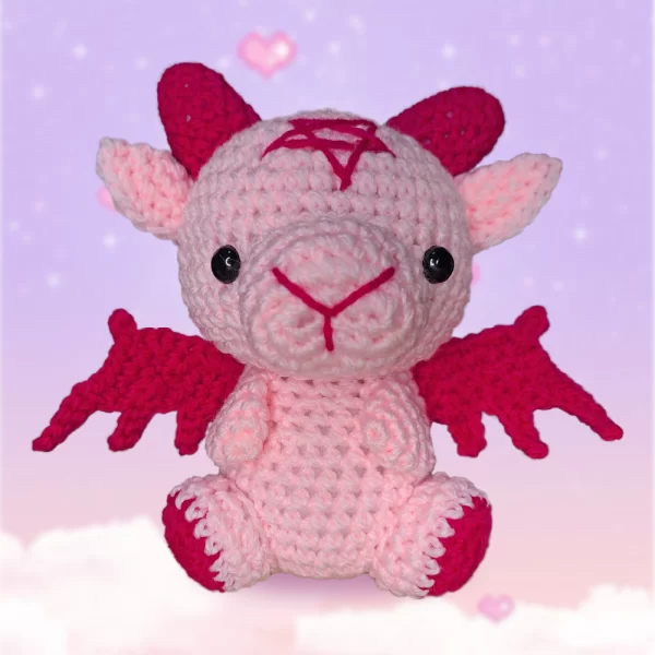 cabra de peluche marca Despojo & Esponjoso Baby Baphy rosa con detalles rojos